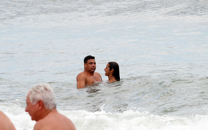 Ronaldo faz cara de frio dentro do mar
