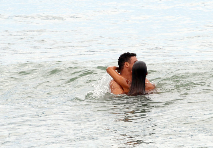Em clima de romance, Ronaldo beija muito a nova namorada