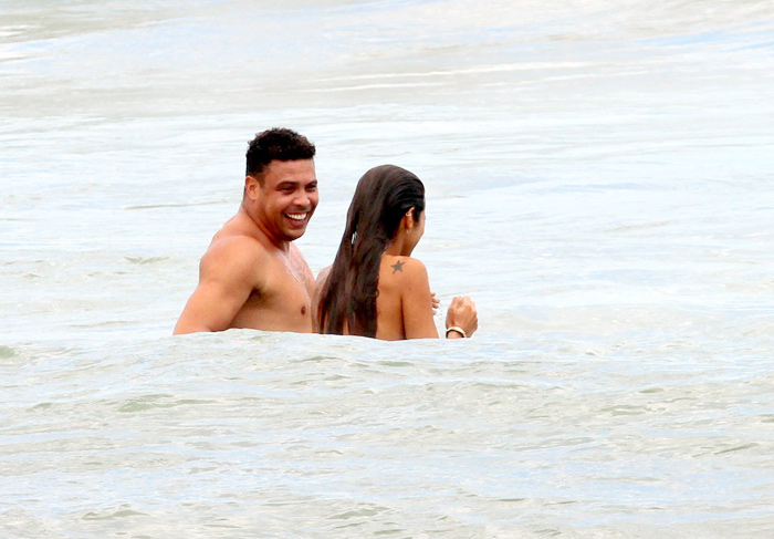 Ronaldo e sua nova namorada entram no mar do Leblon, no Rio