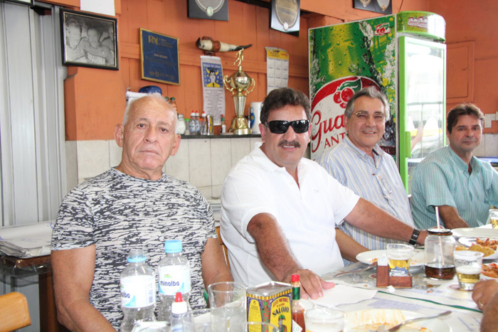 Ratinho almoça com amigos em bar no Rio de Janeiro