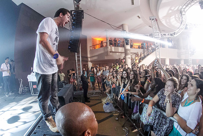 Thiago Martins se despede de banda com show em Niterói