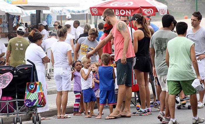 Rodrigo Hilbert passeia com os filhos na praia do Leblon