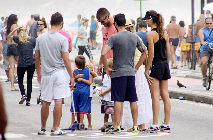 Rodrigo Hilbert passeia com os filhos na praia do Leblon