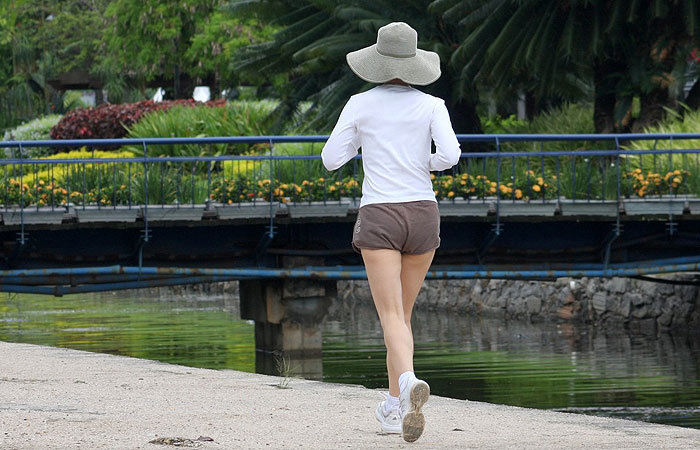 Fernanda Torres corre pela Lagoa Rodrigo de Freitas