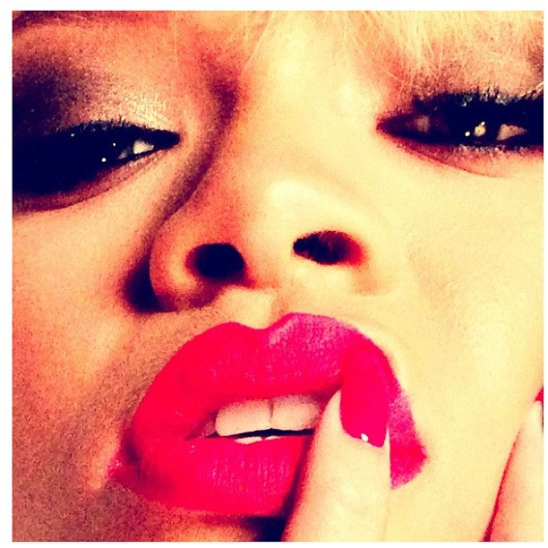 Rihanna posta fotos sensuais de sua última campanha