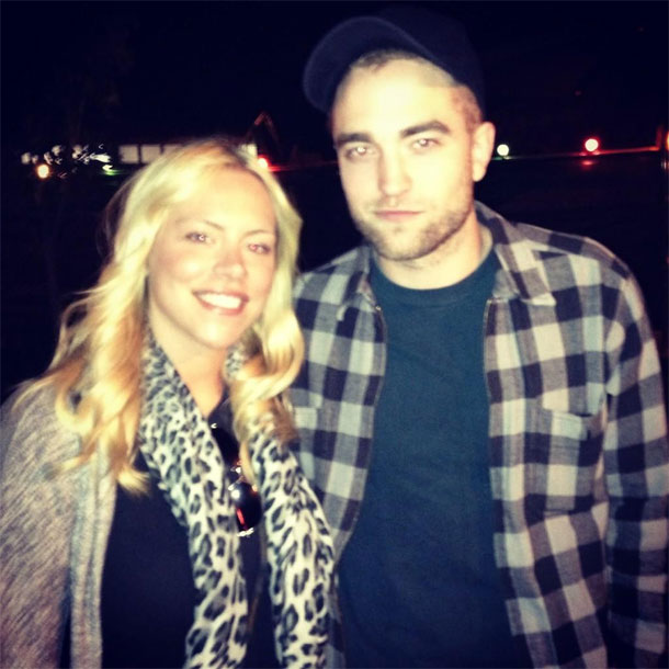 Robert Pattinson é fotografado ao lado de uma loira na Austrália