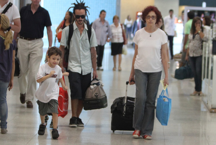Glenda Kozlowski desembarca no Rio com o filho