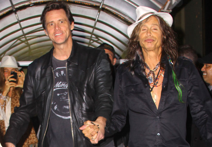 Jim Carrey e Steven Tyler são flagrados de mãos dadas