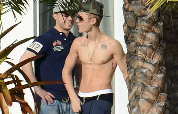 Justin Bieber sai no jardim de hotel, só de cueca