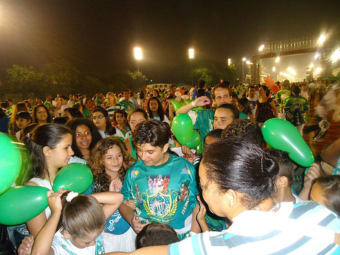 Nicholas Torres vira motorista de bonde no Carnaval