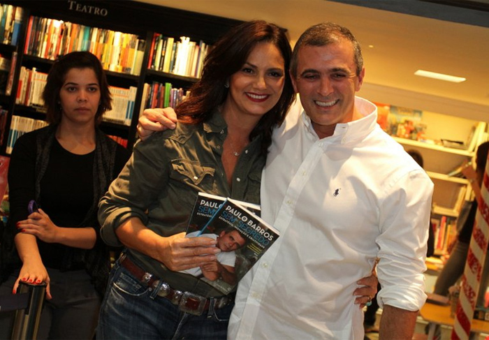 Luiza Brunet prestigia lançamento de livro, no Rio