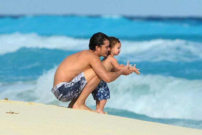  Orlando Bloom paparica o filho Flynn, em praia mexicana