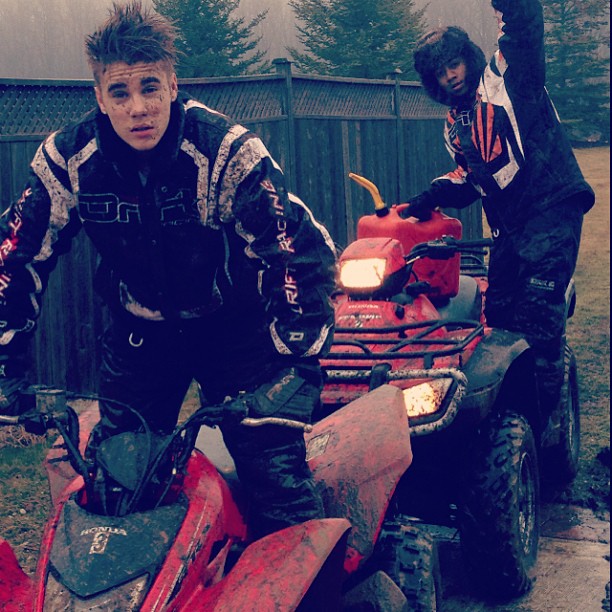 Justin Bieber aparece sujo de lama em aventura com quadriciclo