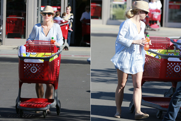 Toda largadona, Britney Spears faz compras em Lo Angeles