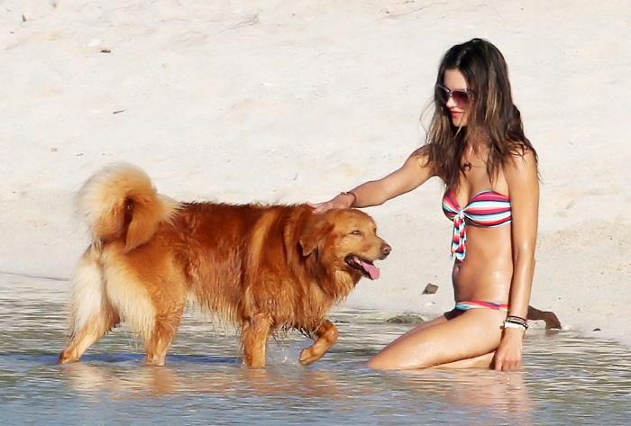 Alessandra Ambrósio curte momento relax, em St. Barts