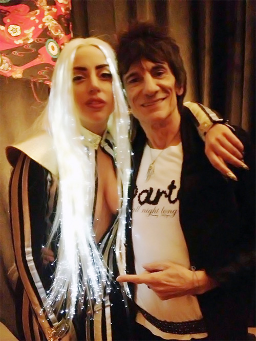 Ronnie Wood posta foto com Lady Gaga na rede social