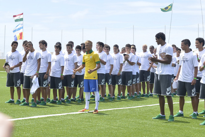 Neymar é a estrela de festa de lançamento do novo uniforme da seleção