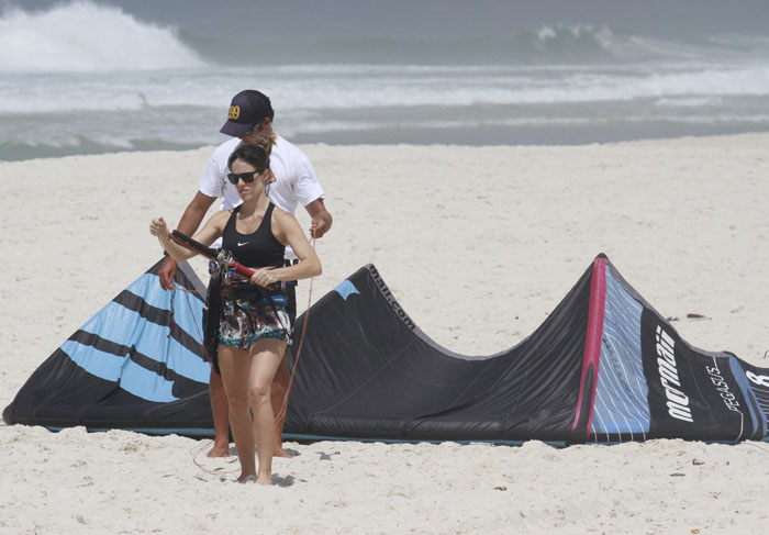 Fernanda Pontes tem aulas de kitesurf na praia