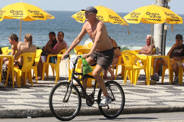 Marcos Caruso toma água de coco debaixo de sol quente no Rio