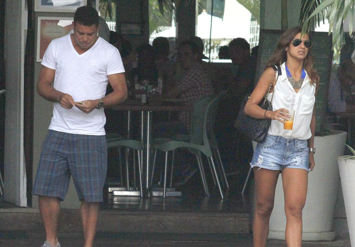 Ronaldo tem tarde de romance com a amada em restaurante carioca