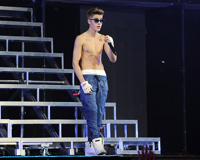 Justin Bieber se apresenta sem camisa, em Miami