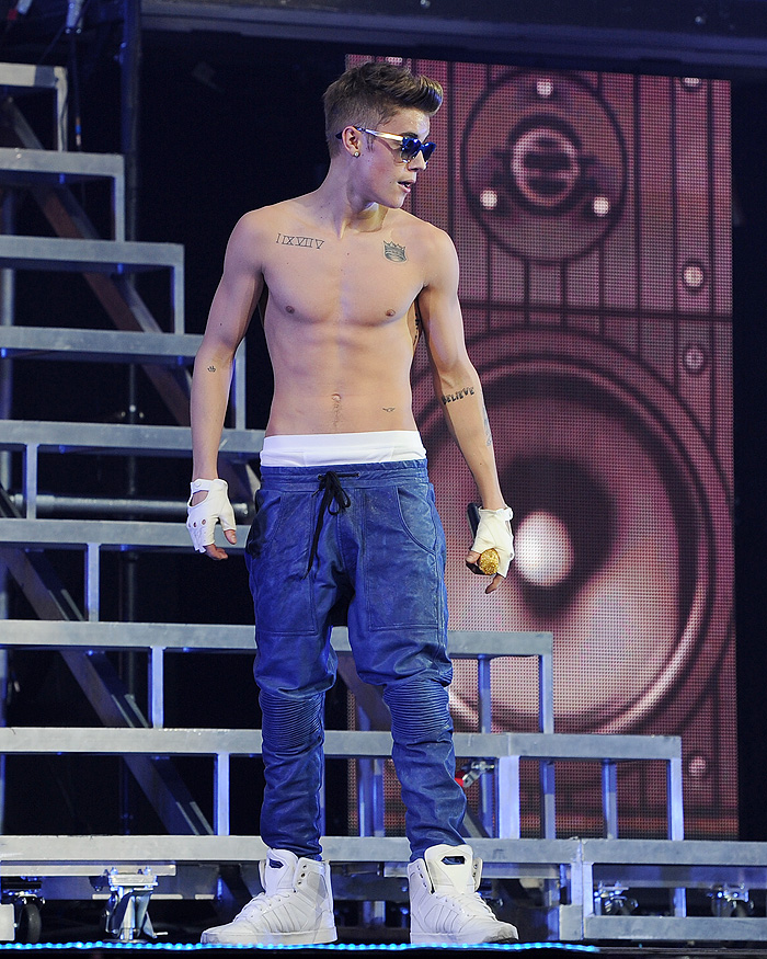Justin Bieber se apresenta sem camisa, em Miami