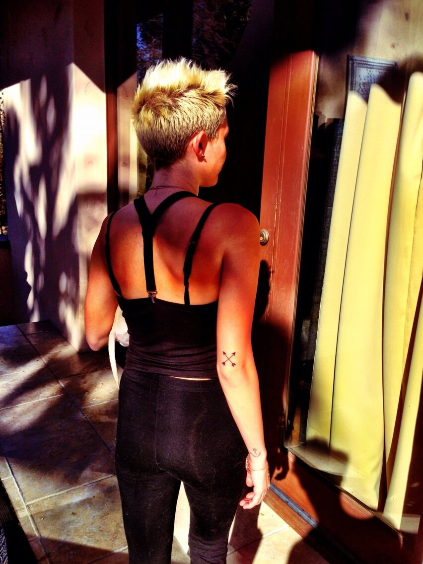 Miley Cyrus revela nova tatuagem feita por Kat Von D
