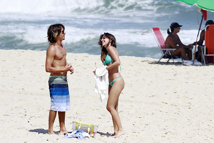 Mariana Rios grava cenas de beijo na praia, no Rio - Veja as Fotos