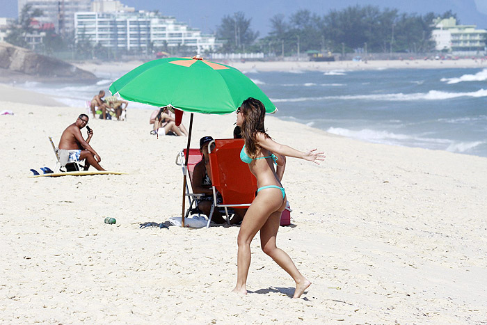 Mariana Rios grava cenas de beijo na praia, no Rio - Veja as Fotos