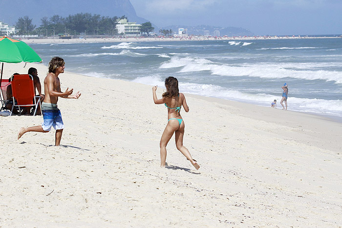 Mariana Rios grava cenas de beijo na praia, no Rio - Veja as Fotos