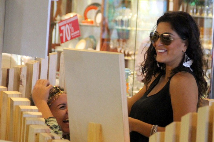 Juliana Paes se diverte escolhendo bijus em shopping no Rio