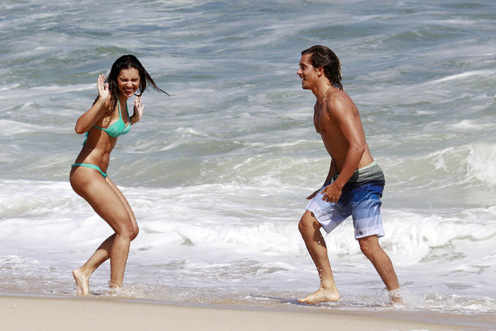 Mariana Rios grava cenas de beijo na praia, no Rio - Veja as Fotos 