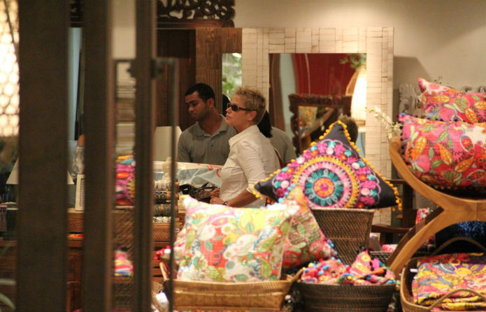 Sem o namorado, Xuxa faz compras no Rio