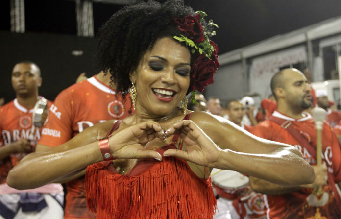 Ex-BBB Cacau e Simone Sampaio brilham no ensaio técnico de São Paulo