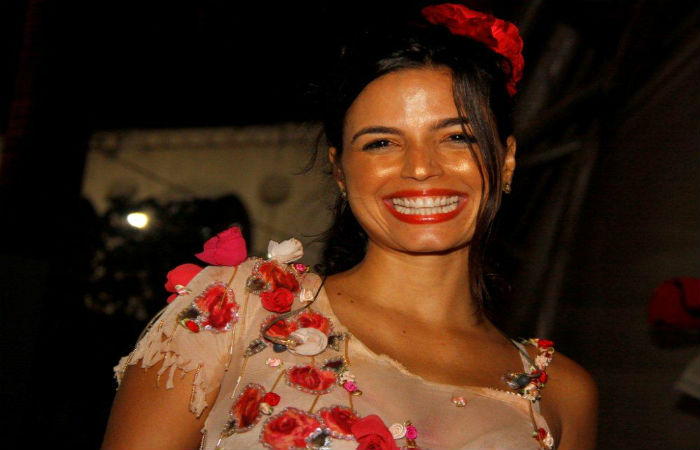 Luana Piovani participa de baile de pré-carnaval no Rio