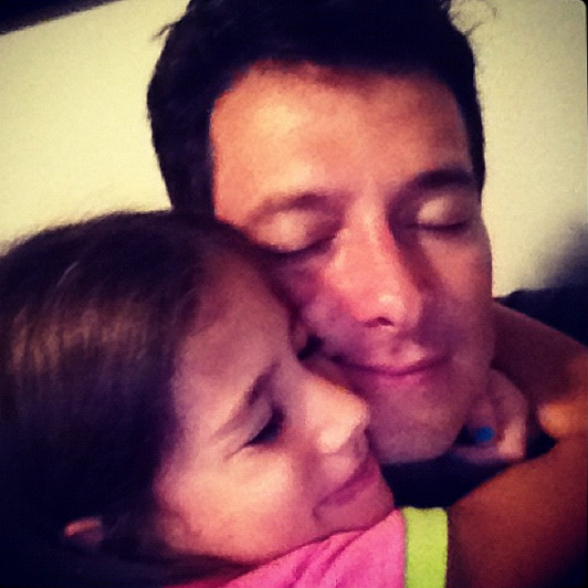 Rodrigo Faro posta foto ao ganhar abraço da filha