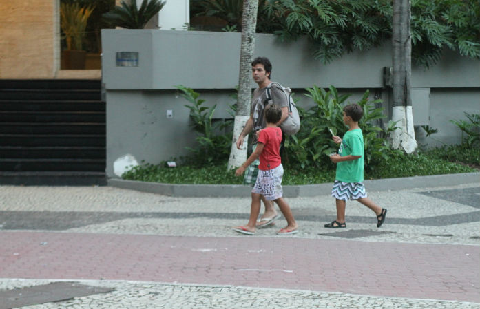Bruno Mazzeo passeia pelo Rio com o filho