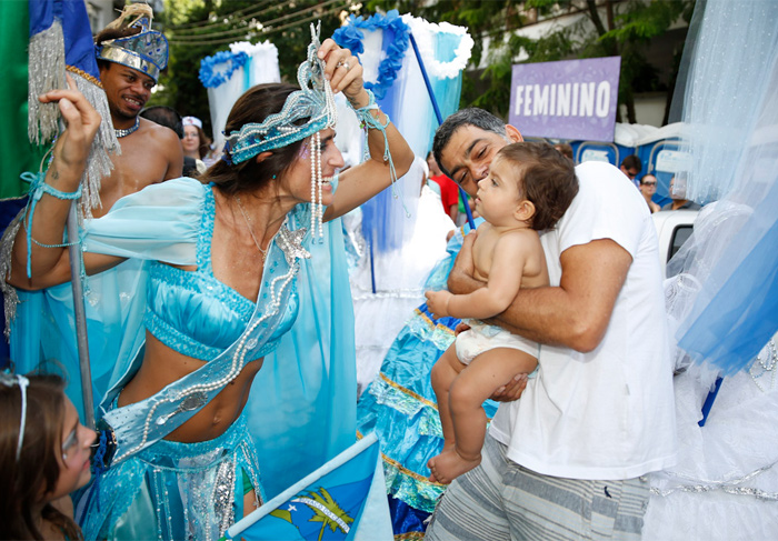 Bebê de Eduardo Moscovis se diverte em bloco carnavalesco
