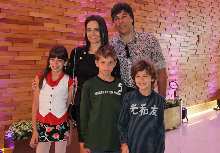  Suzy Rêgo curte pré-estreia de Monstros S.A 3D com os filhos