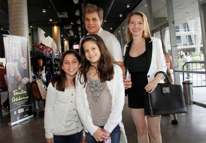 Edson Celulari assiste musical com filha e namorada