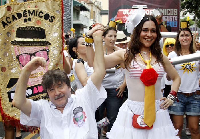 Alessandra Negrini é rainha de bateria do bloco Baixo Augusta