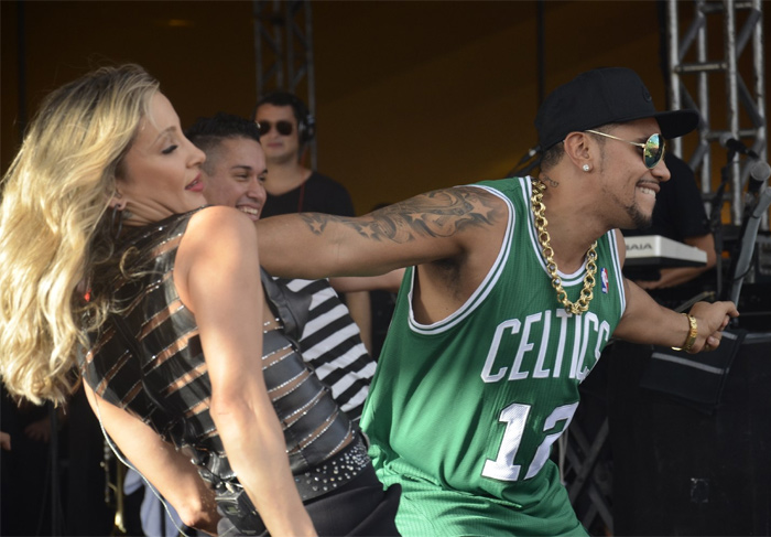 Claudia Leitte dança funk com Naldo no Olinda Beer