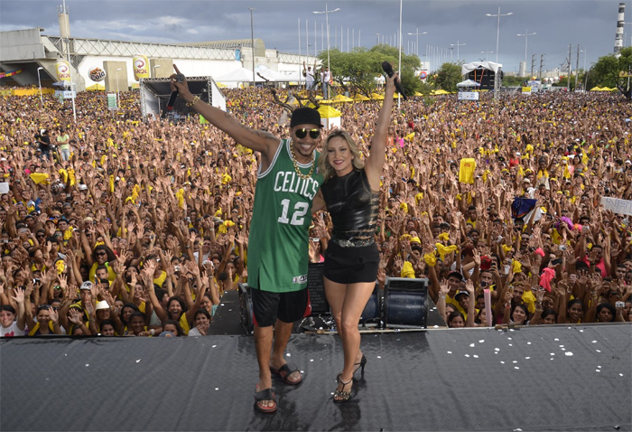 Claudia Leitte dança funk com Naldo no Olinda Beer