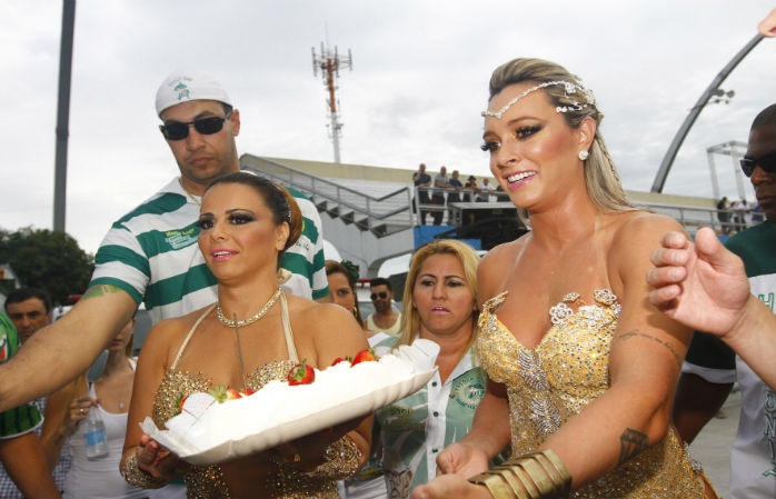 Viviane Araújo participa de ensaio técnico do carnaval de São Paulo