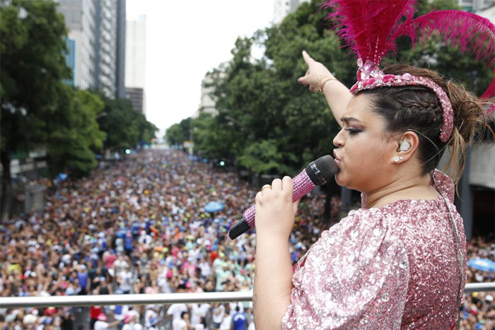 Carolina Dieckmann se fantasia de She-Ha para curtir Bloco da Preta