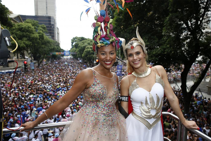 Carolina Dieckmann se fantasia de She-Ha para curtir Bloco da Preta