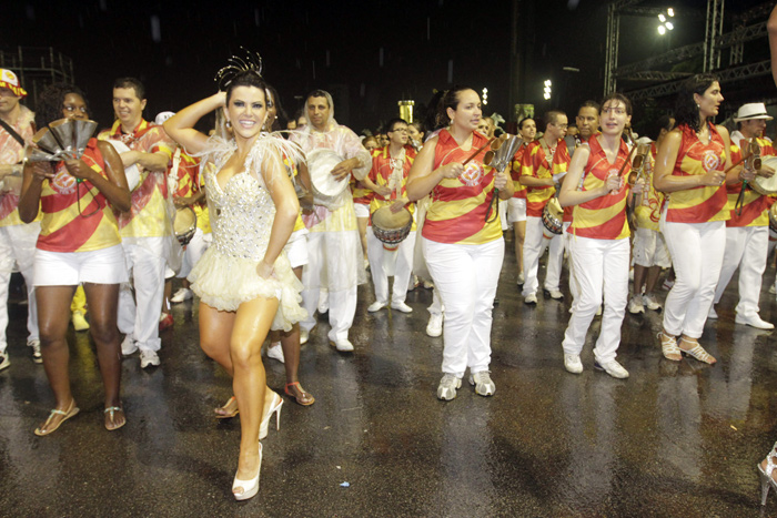 Tânia Oliveira, a madrinha de bateria da Tom Maior