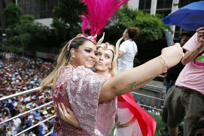 Carolina Dieckmann se fantasia de She-Ha para curtir Bloco da Preta