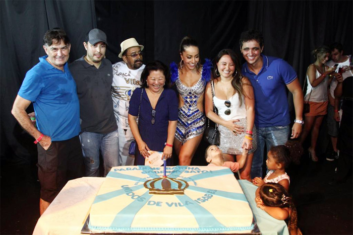 Com a família, Sabrina Sato comemora aniversário na Vila Isabel