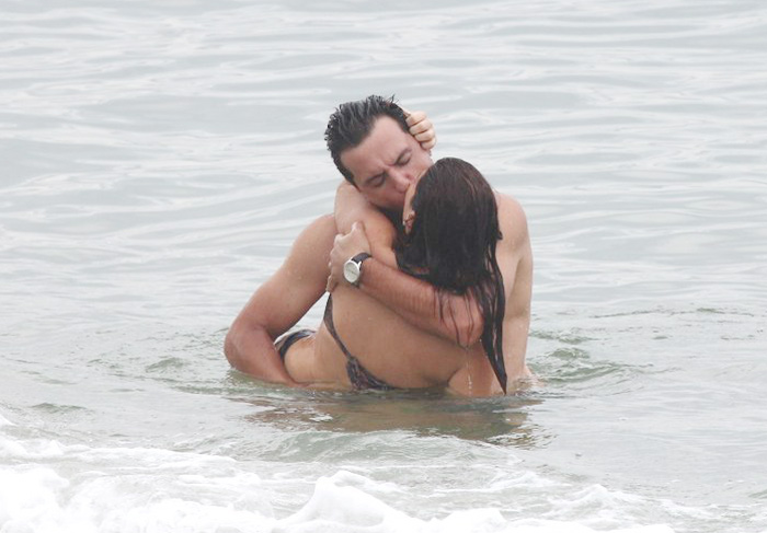 Fernanda Paes Leme e Rodrigo Lombardi se beijam em gravação de Salve Jorge